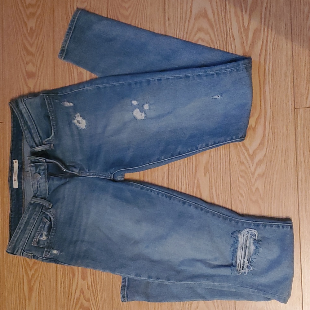 Levi's distressed skinny jeans, 25